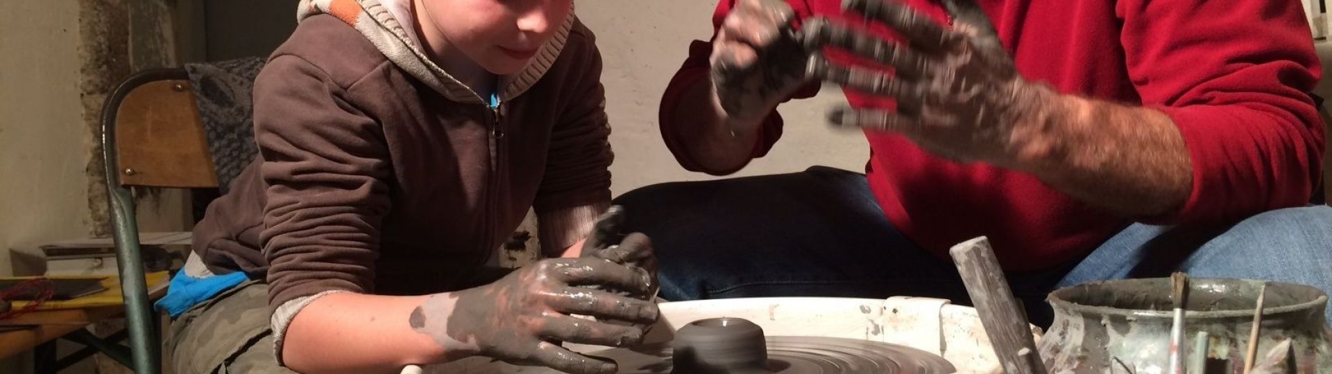 Un artisant fait découvrir son travail à un enfant dans le Perche