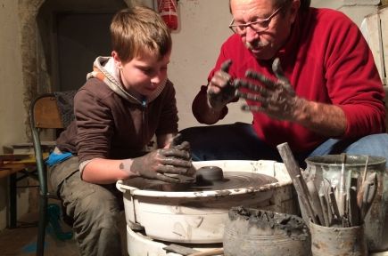 Un artisant fait découvrir son travail à un enfant dans le Perche