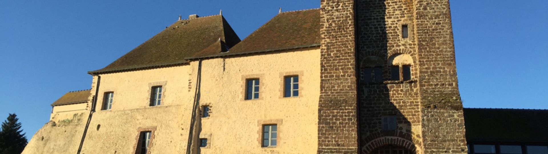 Façade avant du château de Senonches