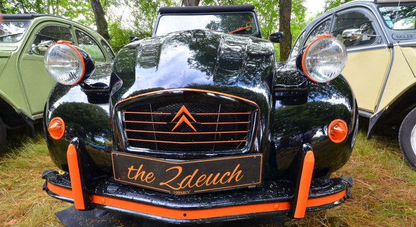 2CV dans le parc du château