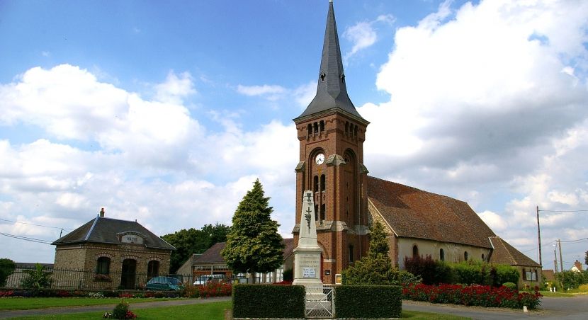 Vue sur l'église de La Chapelle-fortin dans le Perche